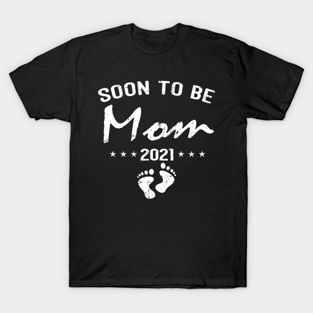 Soon To Be Mom 2021 T-Shirt by Tuyetle